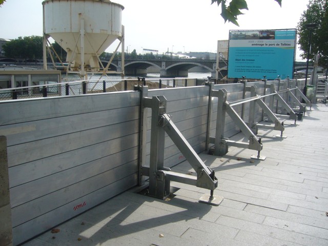 Heavy-duty flood barrier securing urban areas parisy