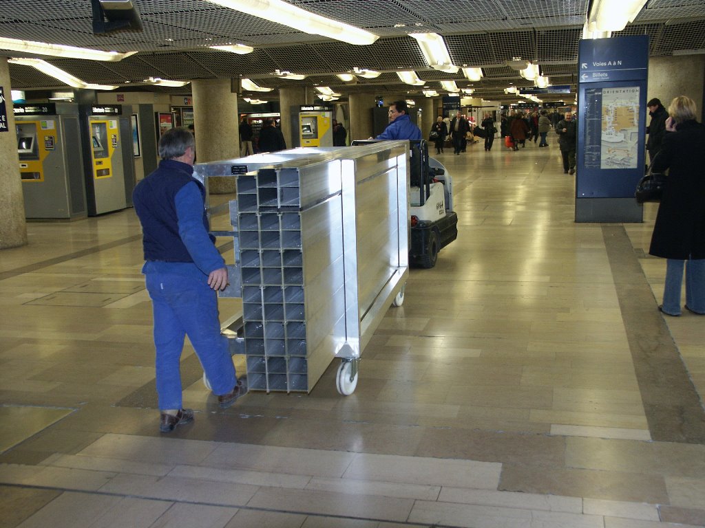 Custom handling trolley for flood protection equipment